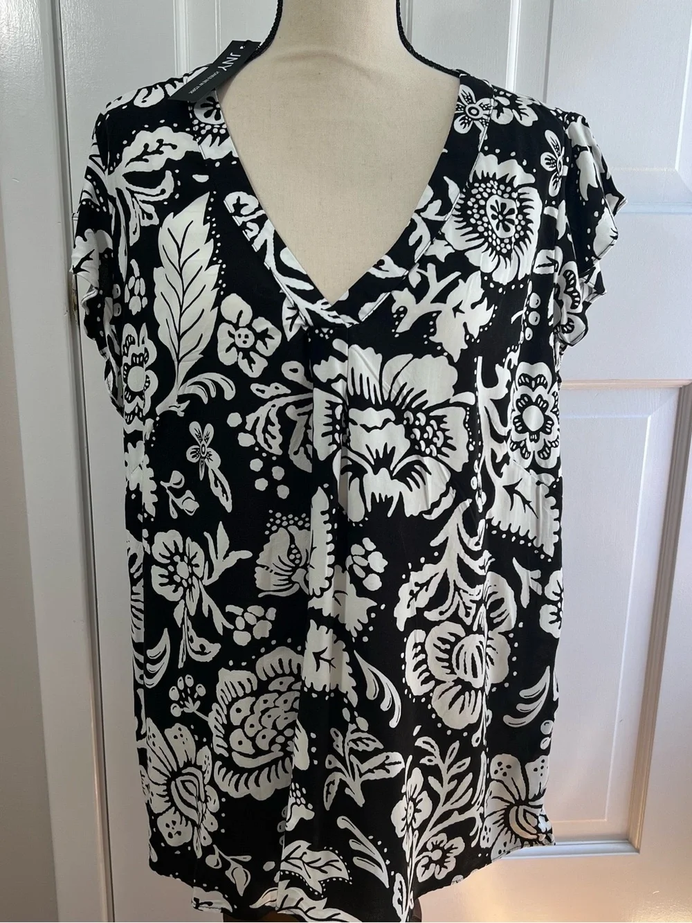 NEW Jones NY Black & White Floral V-Neck Women's Flutter Sleeve Top, Size 1X